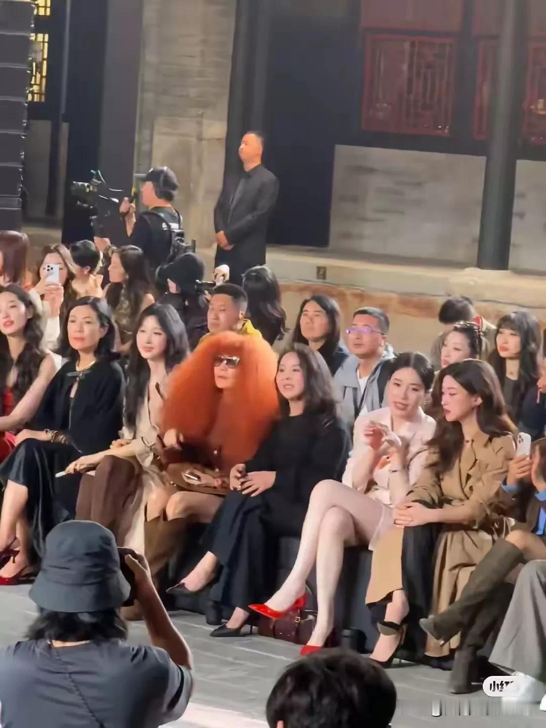 蔚来老板娘太耀眼了！简直就是万绿丛中一点白，无论是气质和容貌都力压群芳，特别是一