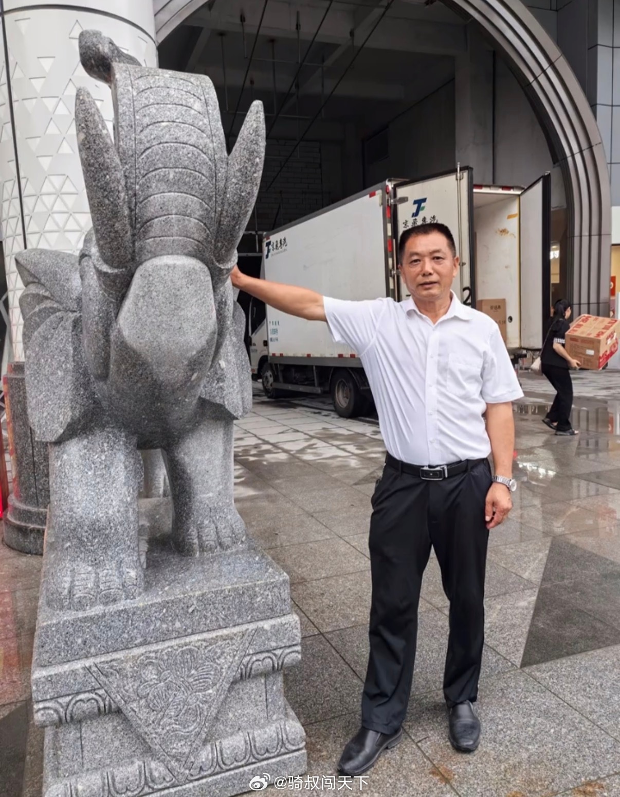 杨紫听到肖战名字的反应肖战 杨紫与肖战历史性同框！另一边是生命树剧组的胡歌。除了