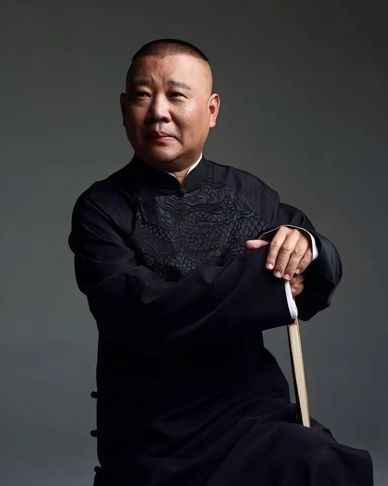 郭德纲被立案后第八天，有人拍到他出席活动。没道歉，没解释，没停。	
	
当天