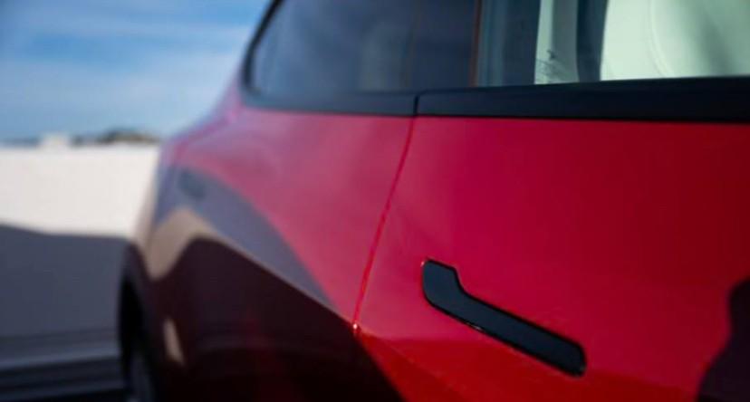 工信部前两天正式发文，到2027年，新车不能再装那种全隐藏的门把手了。这是全球第