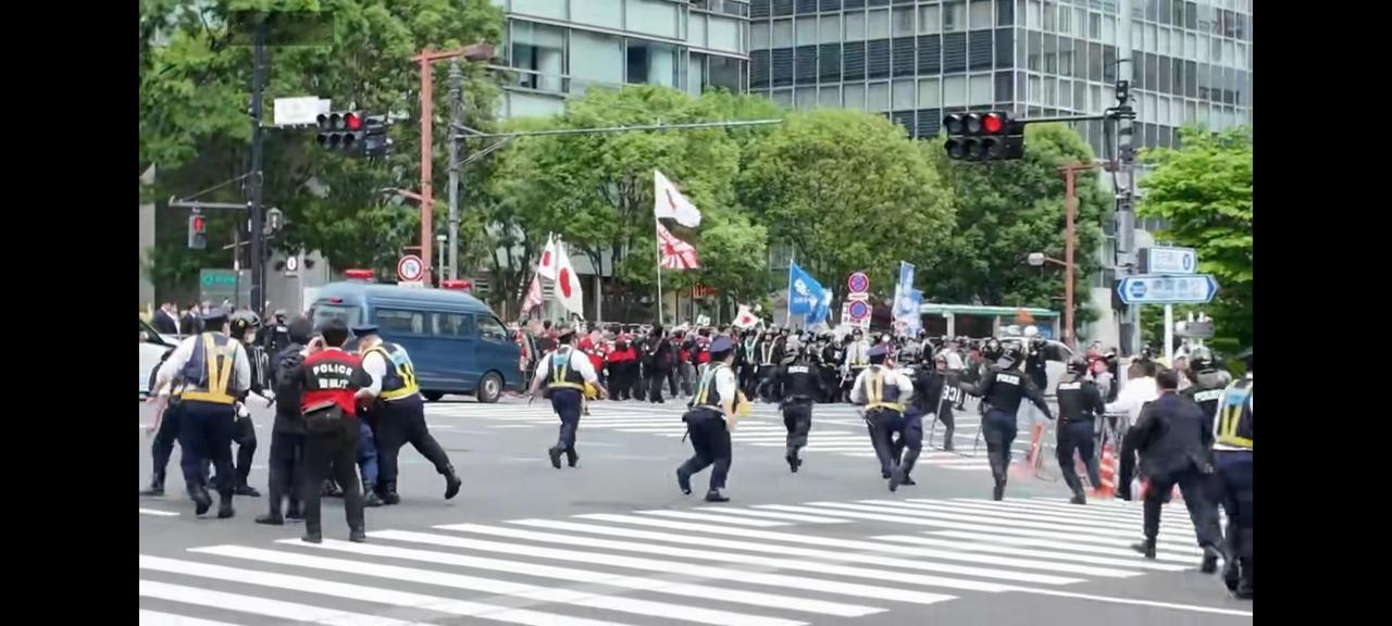 日本
昭和100年纪念日，日本右翼与左翼发生对峙，原因是左翼高呼废除天皇制，引起