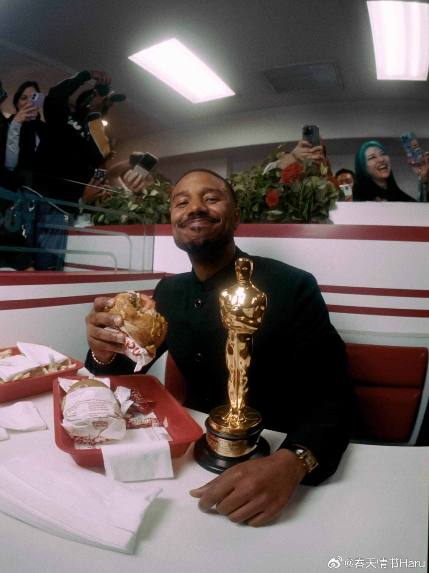 摄影师Leovolcy在In-N-Out给奥斯卡新科影帝迈克尔·B·乔丹拍摄的一