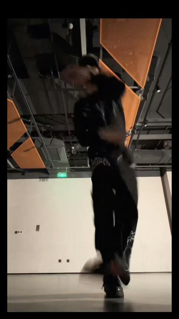 哇塞这个苏新皓不愧是主舞大人！这个转腿看的我眩晕了怎么回事！请小苏多跳 爱看！！