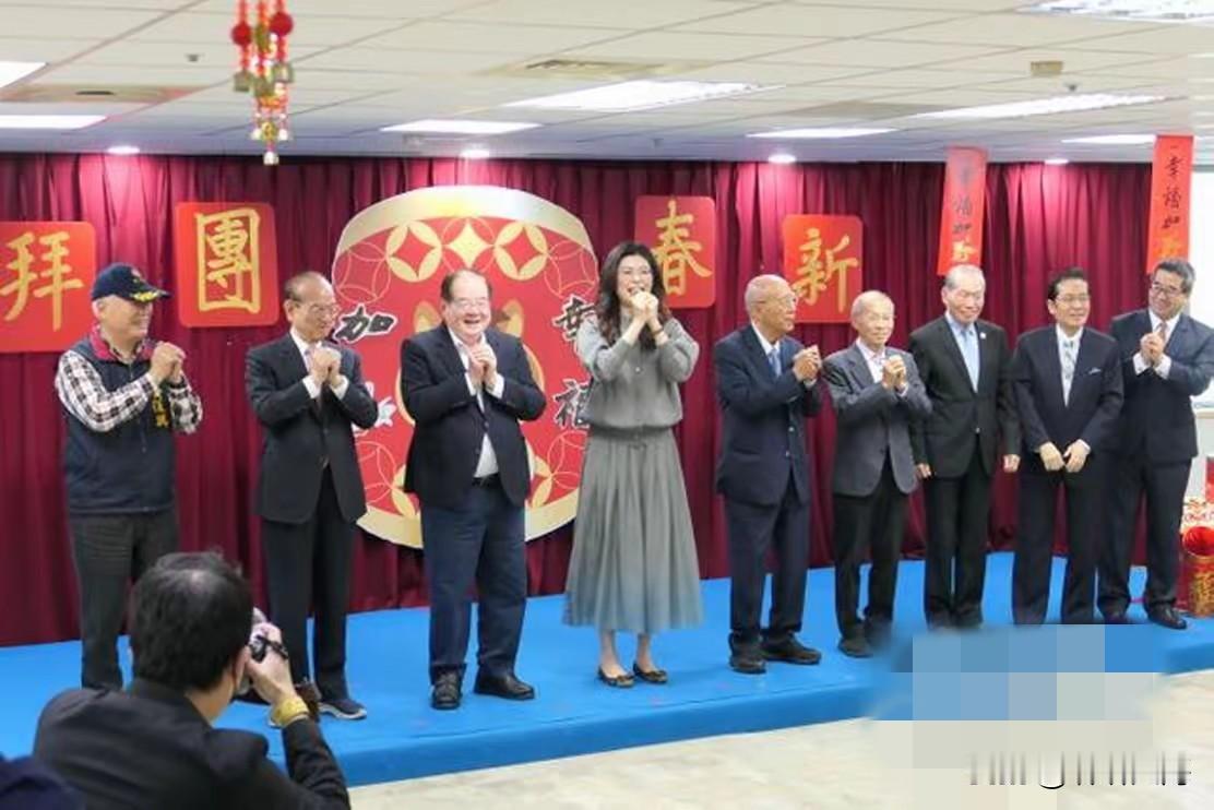 看不起谁？国民党大佬终究没来参加自家的新春团拜会，活生生给郑丽文唱了一出“空城计