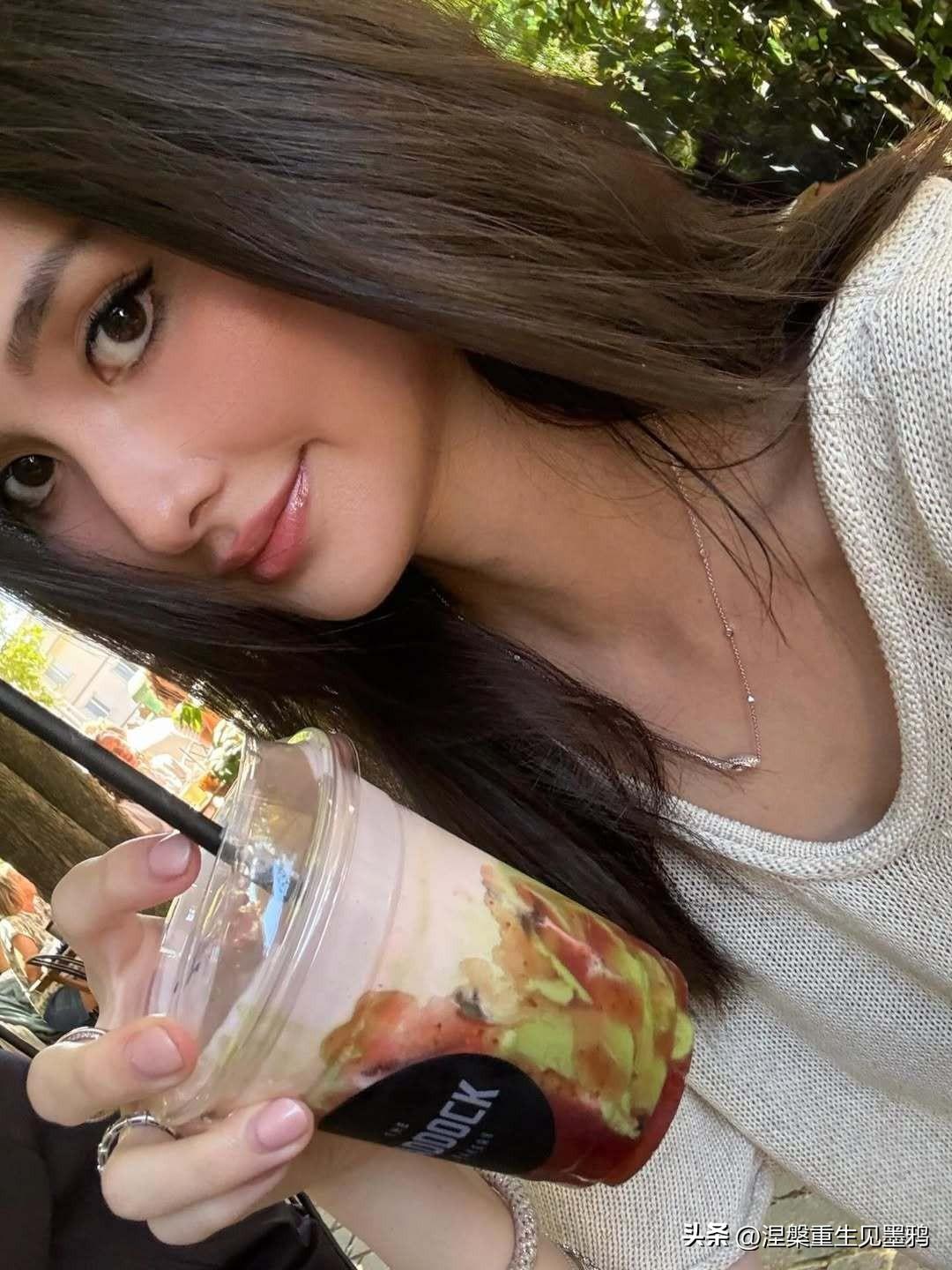 顶着“台湾第一名媛孙芸芸女儿”的光环长大的廖思惟，在未婚生子引发热议后，终于首次