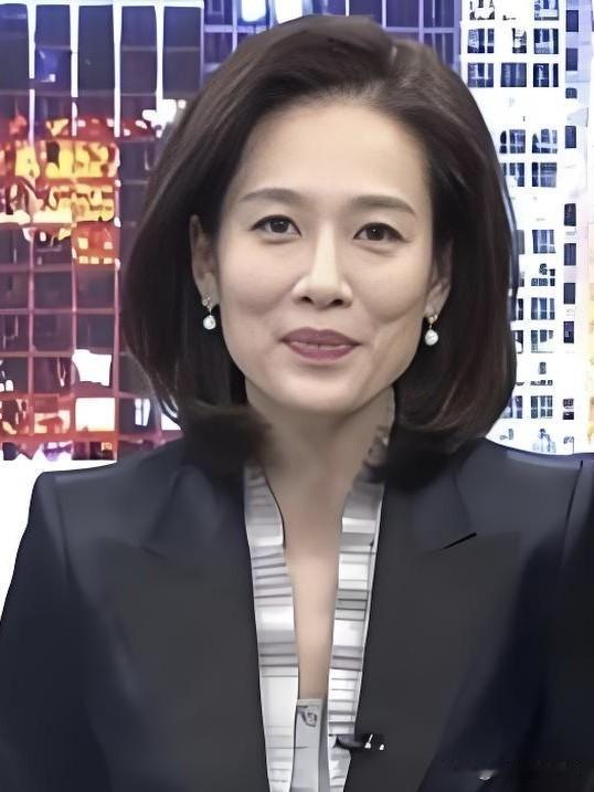 李雨菲：镜头前的她，一颦一笑皆是风景。知性优雅与灵动俏皮完美交融，用专业与魅力点
