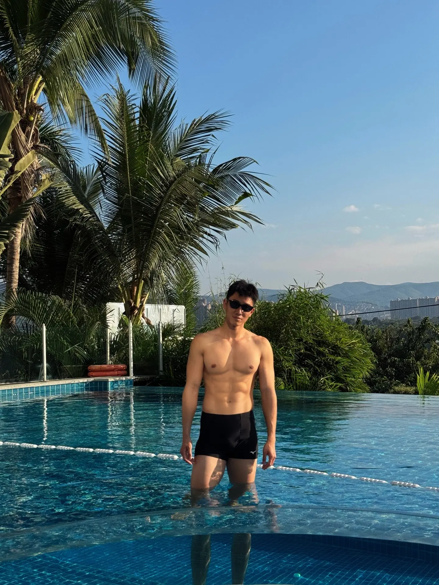 假期适合泡在水里🏊。