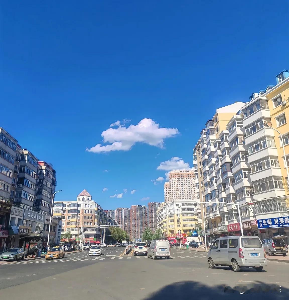 我们中华民族的优良传统美德就是尊老爱幼，所以还是应该给让座的。只是现在年轻人工作