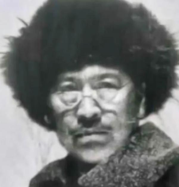 1931年，吉林大地主戴凤龄，过完60大寿。哪料，他却变卖所有家产，买了几百条枪