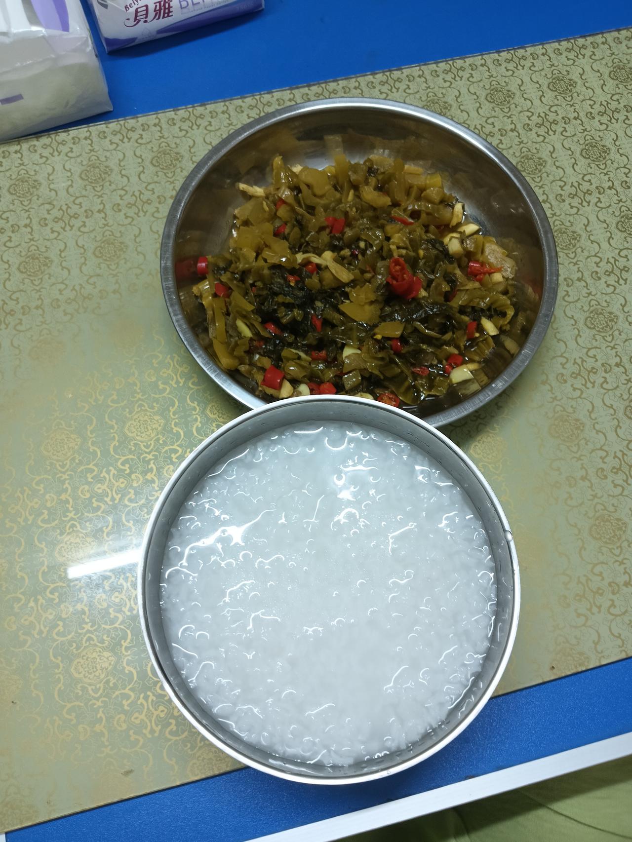 我宁愿在家吃酸菜白粥，我也不想看别人脸色过日子，虽然我的工资不高，但是对于我一个