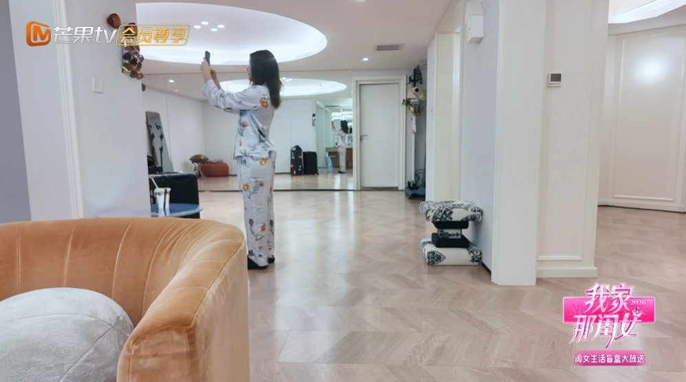陈妍希二次利用奶茶袋陈妍希把奶茶袋变墨镜架 陈妍希这波操作太接地气了，奶茶袋二次