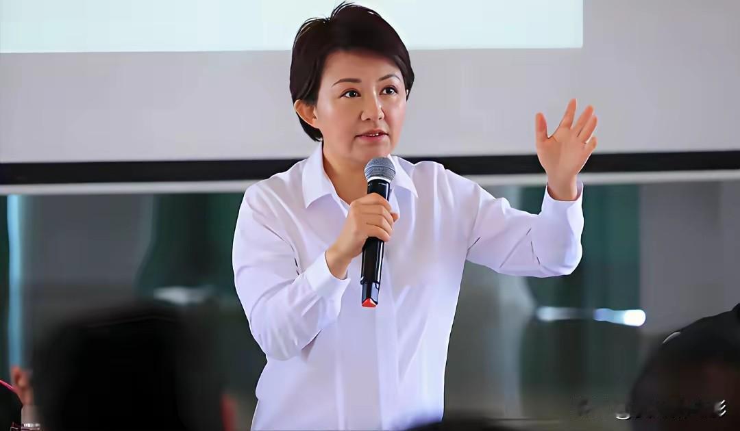 卢秀燕这个人没啥大局观

卢秀燕这个人，确实没啥大局观。她当个地方市长或许勉强及