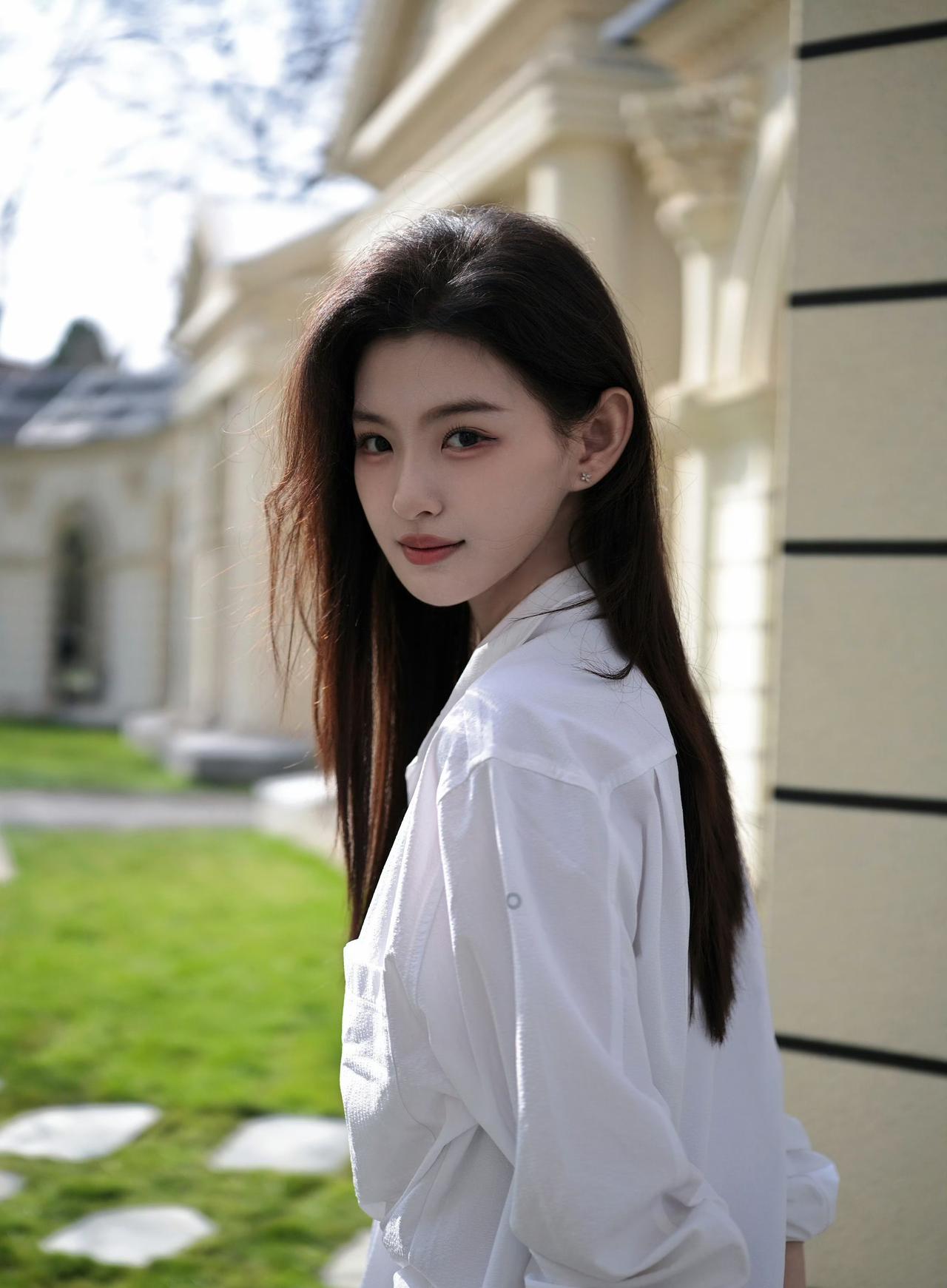 阳光漫过欧式拱廊，白衬衫裹挟着春日的风。

松弛的穿搭，自在的姿态，在光影流转间