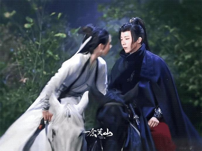 内娱吻戏新创意，骑马之吻初现。男主惊讶抬手，随即右手护腰回应，细节设计感人至深。