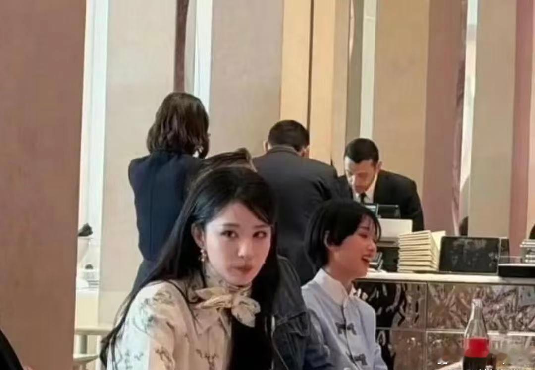 王⁠﻿‏楚然的‎鼻⁠﻿子真‏的‏太吃角度了 有点像格格巫 