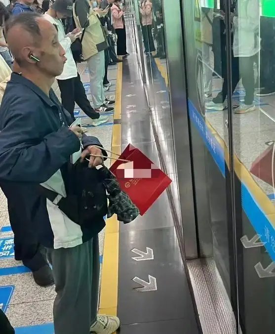 地铁里偶遇的瞬间，果然是人不可貌相！ 