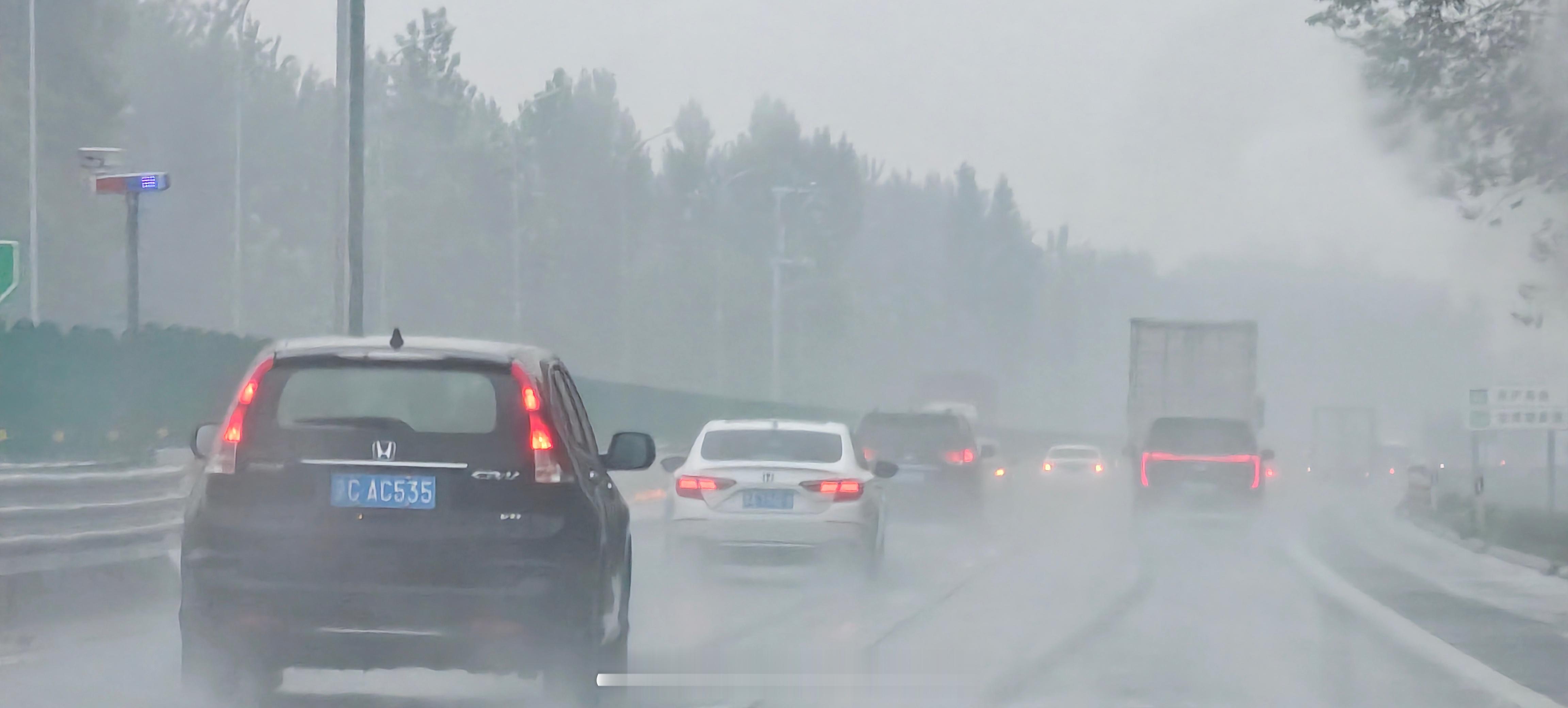 遇到暴雨，就知道开双闪，不知道开雾灯，这都谁教的.... ​​​