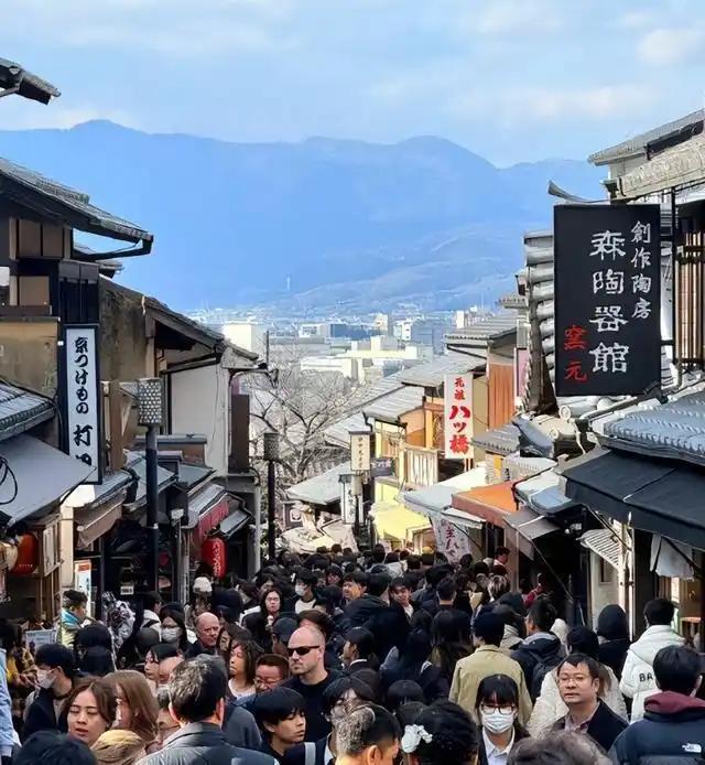 为什么大量的有钱人爱往日本跑，根本原因只有一个。
 
近年来，不少中国富豪与日本