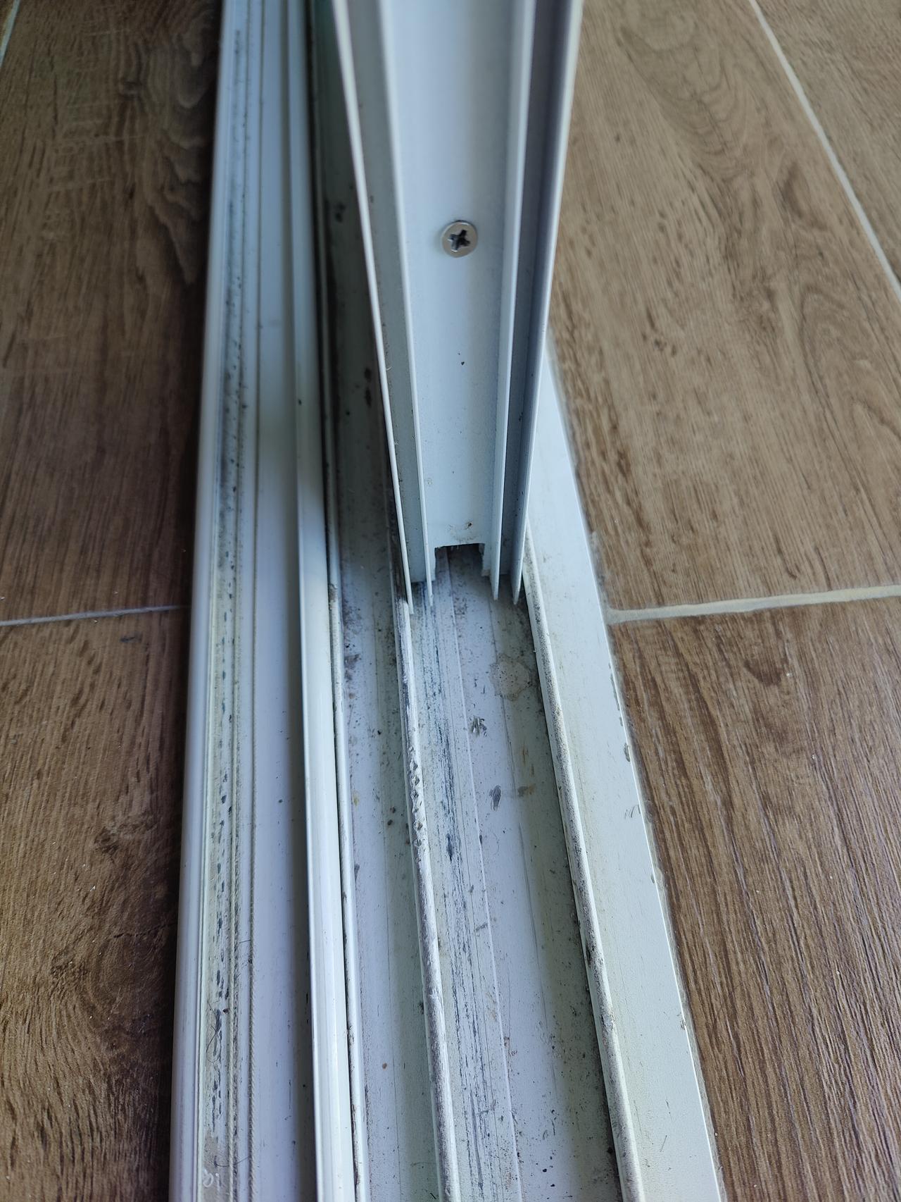 阳台的推拉门死活也拆不下来，有没有大神指导一下哈[流泪][流泪]