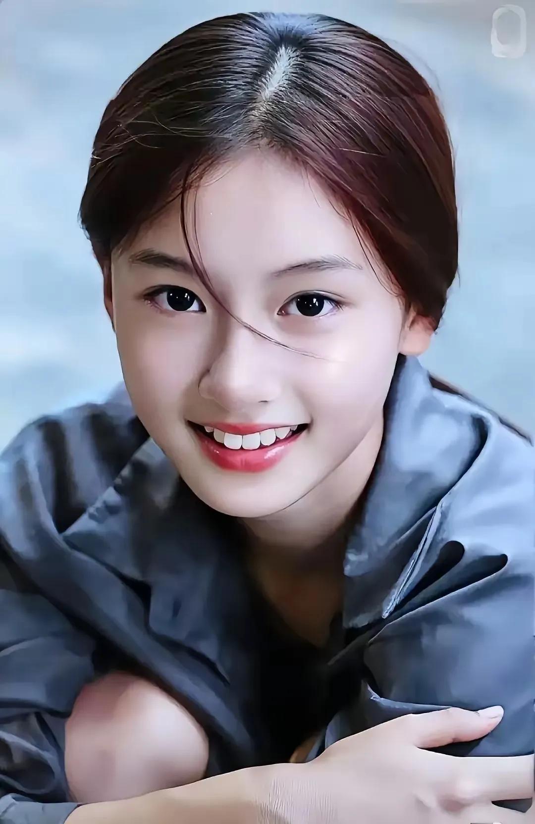 如果这个不是精修图，这很OK了。她有一种野生美女的感觉（未经雕琢），很有生命力，