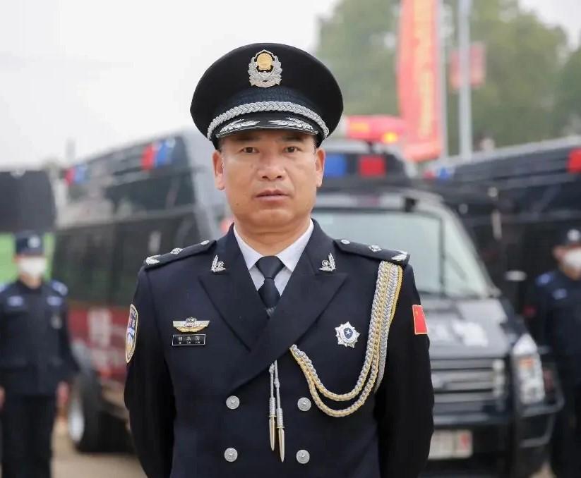 警号110933永续传承！胡本阳33载从警初心照亮赣鄱警营
 
胡本阳（1965