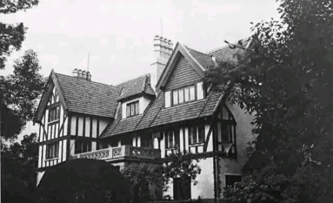 哈同是上海租界时期的犹太大财阀，以房地产发家，他的崛起主要仰赖他的女人罗佳琳对清