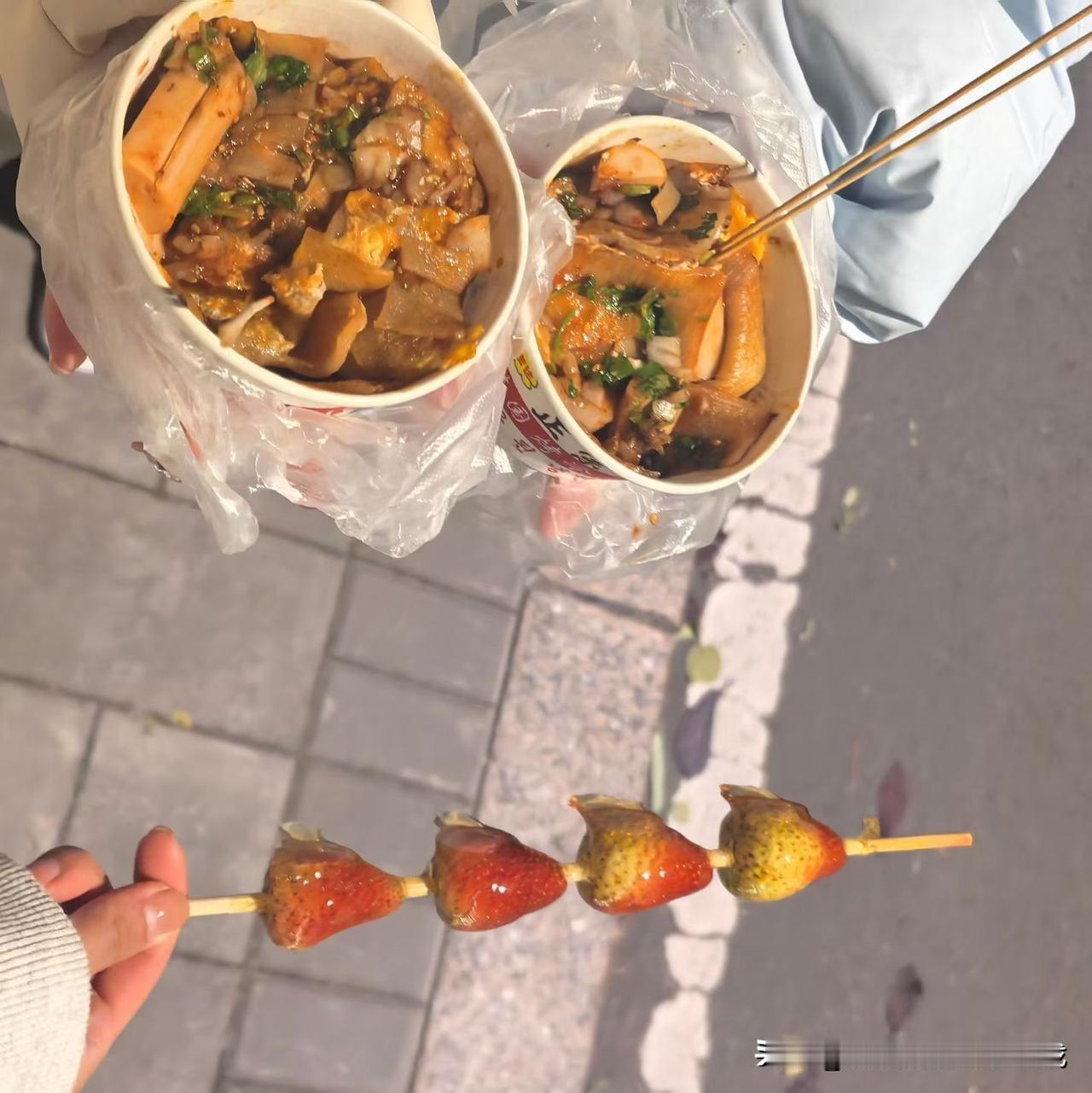 冬天的风裹得人缩起脖子，可手里这袋烤冷面偏生暖得烫手心——塑料碗边凝着点白汽，掀