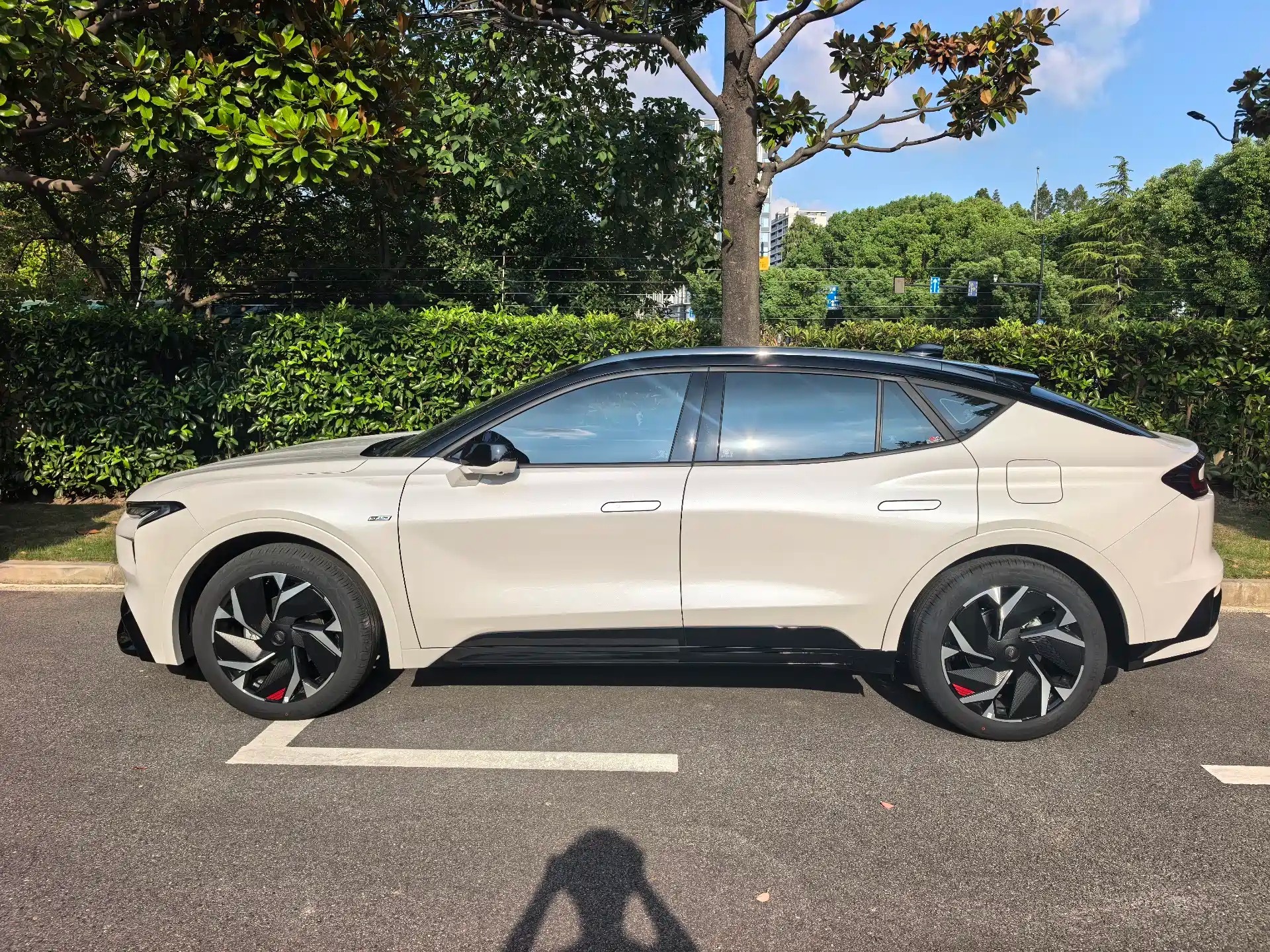 福特蒙迪欧，合资中型轿车，在我看来，它用诚意定价、大空间，重新夺回很多消费者的关