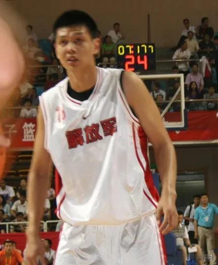 “散手道”许钟豪


篮球二代许钟豪，
八一标兵篮下飘。
    攻防凶悍无人敌