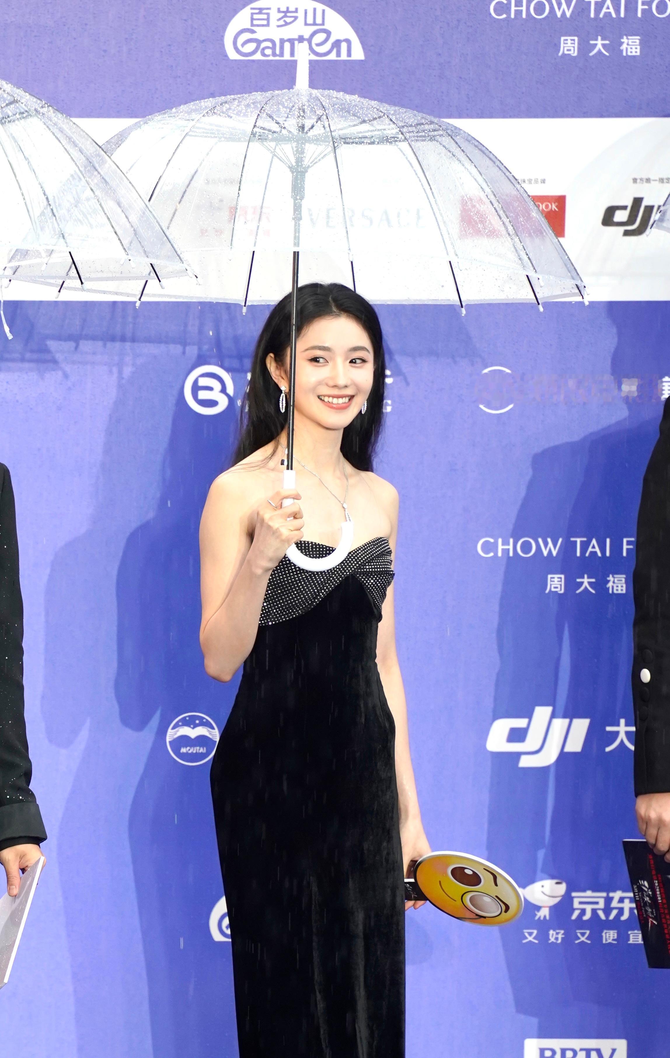 发一下北京国际电影节 红毯拍的刘浩存。再一次感叹刘浩存真的好美，而且她的美不是那