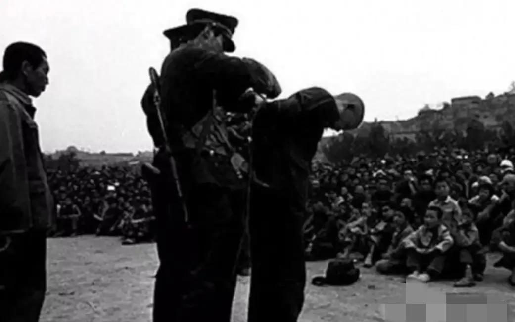 1955年12月30日，胶县人民检察院助理检察员刘明智带着两名法警，押解死刑犯安