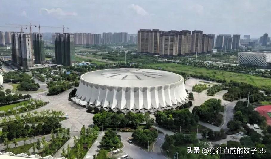 2026年6月16日，湖北荆州体育中心游泳馆来了几名外宾。游泳馆强行让在场的市民