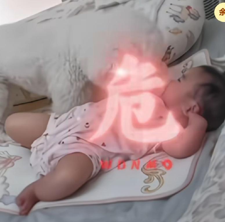 狗狗趁女子不注意偷偷跑上床，竟多次对着宝宝的嘴舔来舔去，
网友说，这是一种很危险