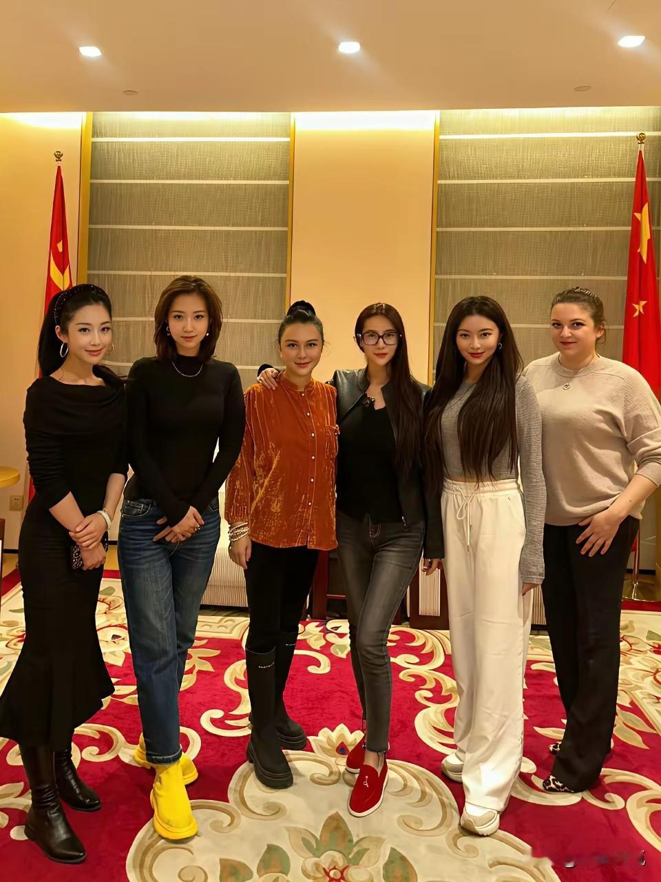 六朵金花，轻摇一窗月色，共我把盏听风。