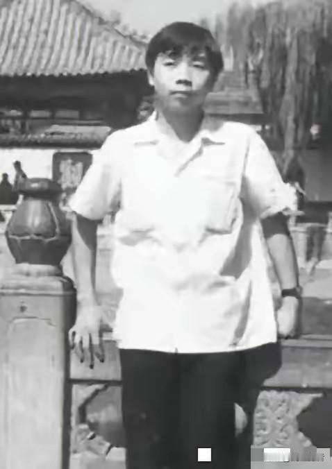 最近很活跃的大汉奸石平在成都的老照片，都说三岁看老，可能很多人把这家伙看走眼了。