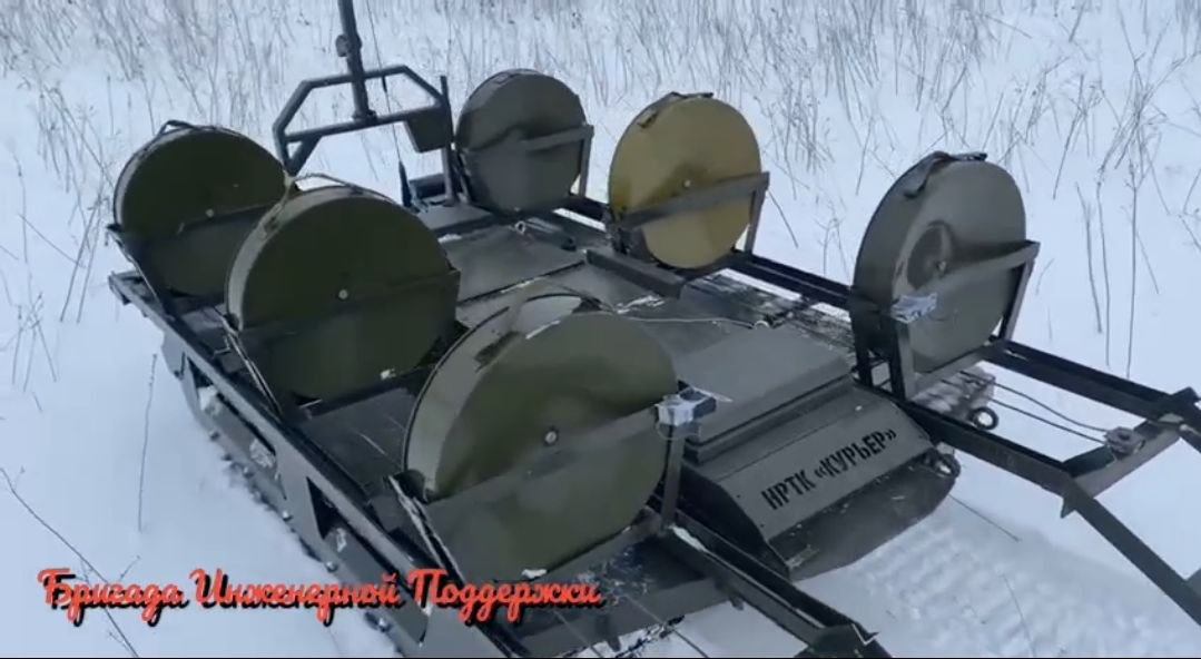 俄军“信使”无人车部署MON-200定向雷 