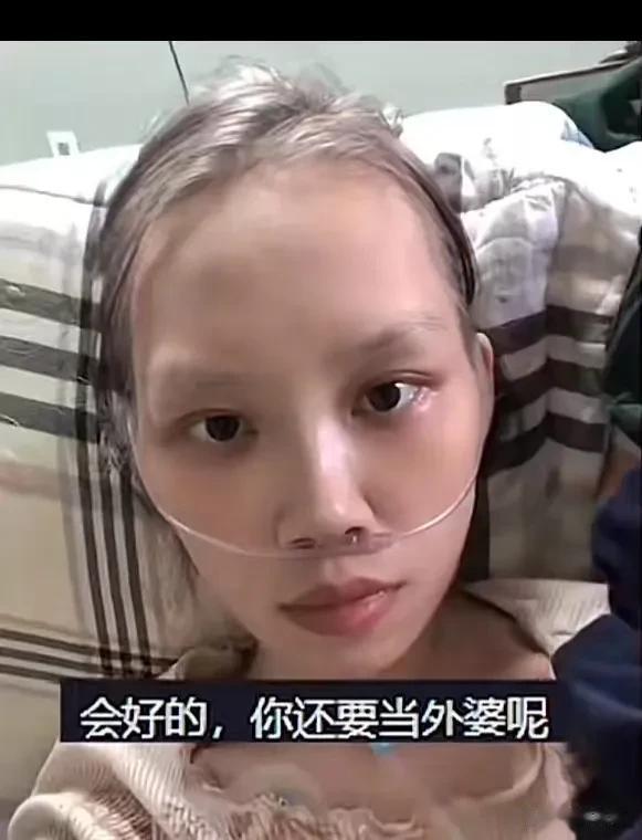 令人心酸！广西，女子癌症晚期放弃治疗，而女儿以为妈妈是康复出院，绕圈祝贺，场面惹