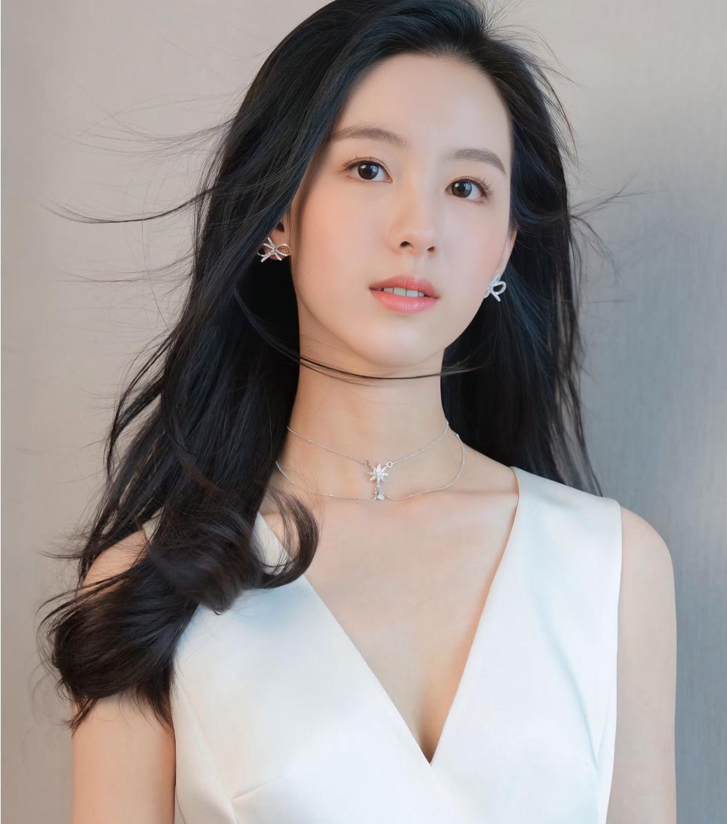 正在东方卫视播出的电视剧《翘楚》，是一部古代权谋剧，主演是陈都灵、周翊然，剧里的