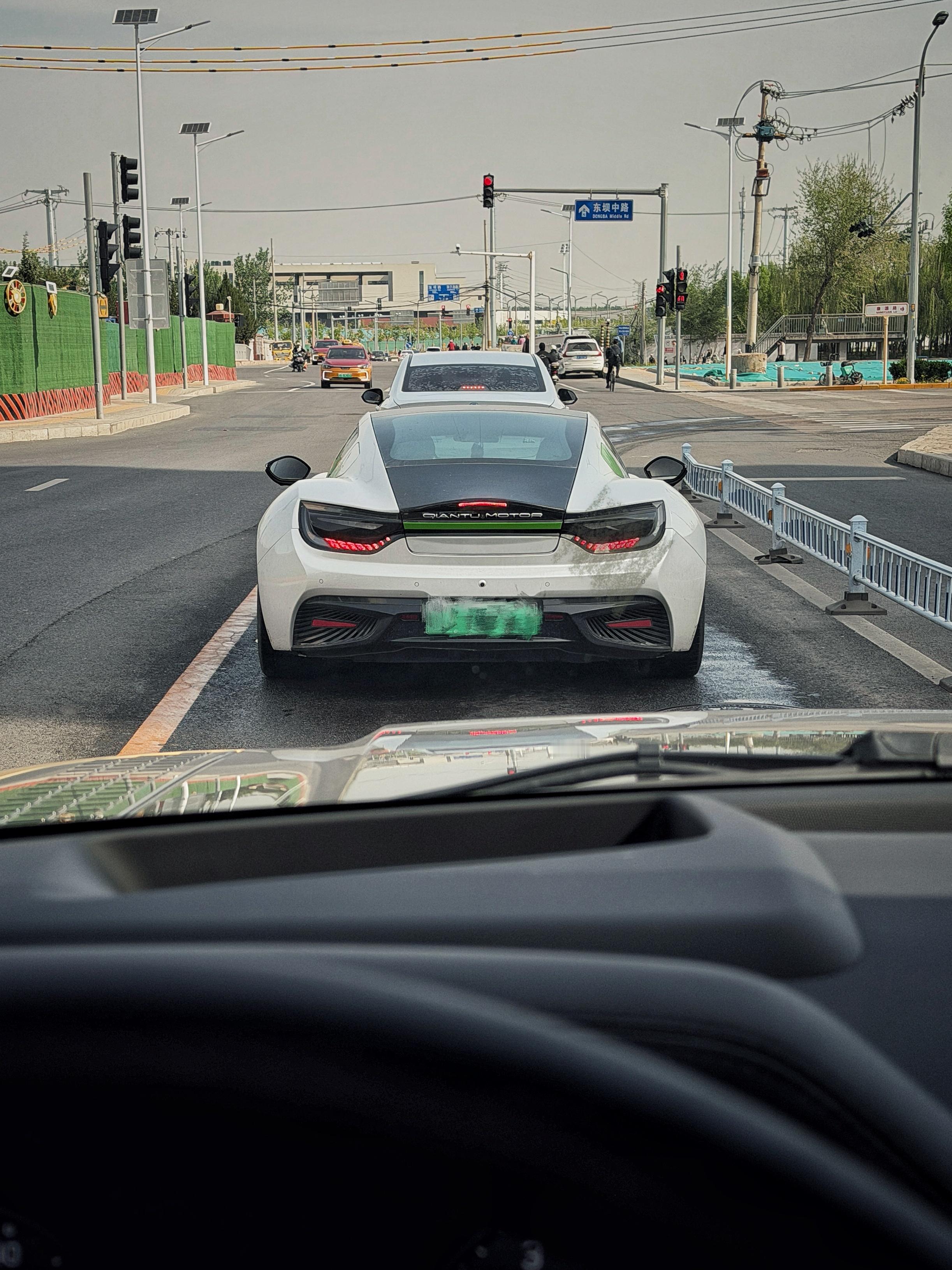 偶遇中国电动跑车先驱，也是我参加赛道试驾活动唯一因为自己不能充分驾驭而冲出赛道的