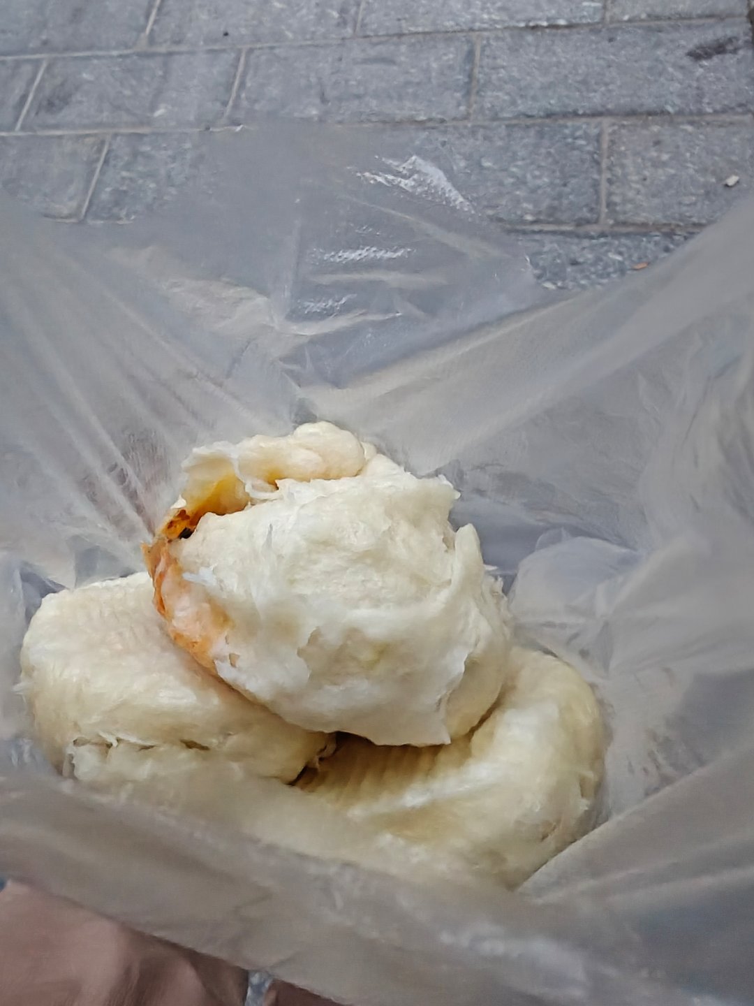 两块钱一个肉包，这包子皮一看就是自制的，不是买冻品做的 