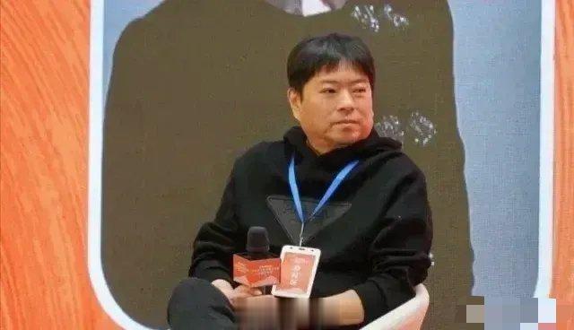 不留长发和胡子的高晓松，看起来还真的让人不太习惯，其实高晓松还是有一些才气，他的