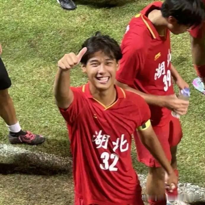 他是足球小将程晟涵，浙江永康人，人长的漂亮，是一位阳光明媚的小帅哥帅，从小热爱足