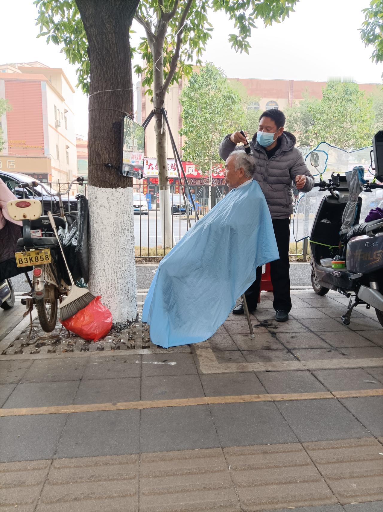 今早醒来第一个念头今天醒来的第一个念头是陪傻老头去理个发，他的头三个月没理发了，