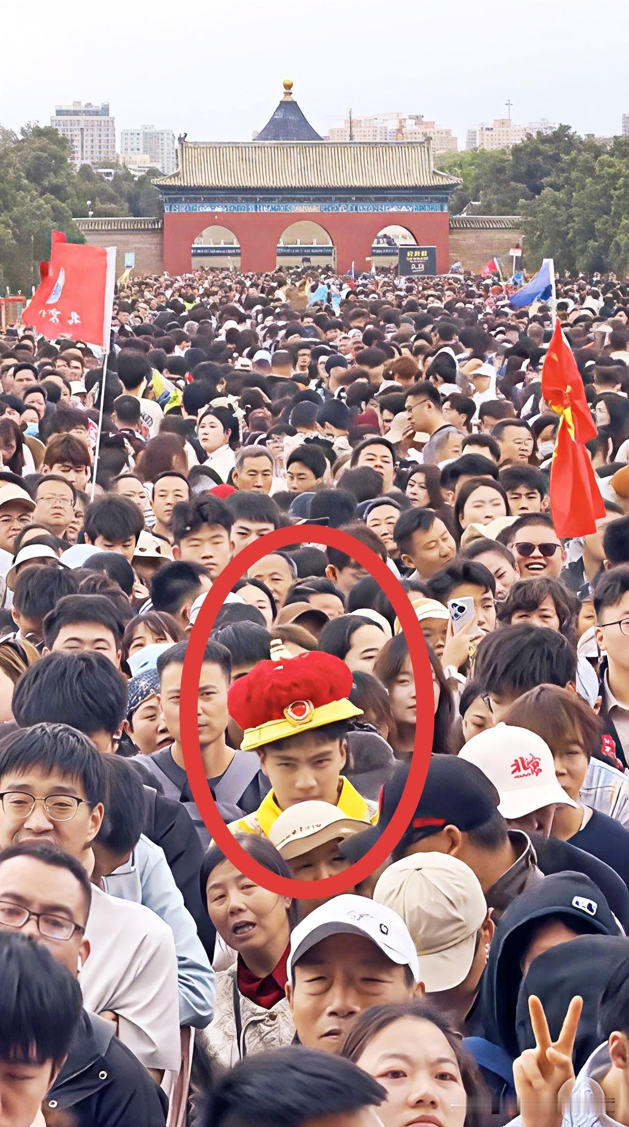 五一节终于结束了。
这几天，全国各大景区可以说是“人从众”模式全面开启。热门景点
