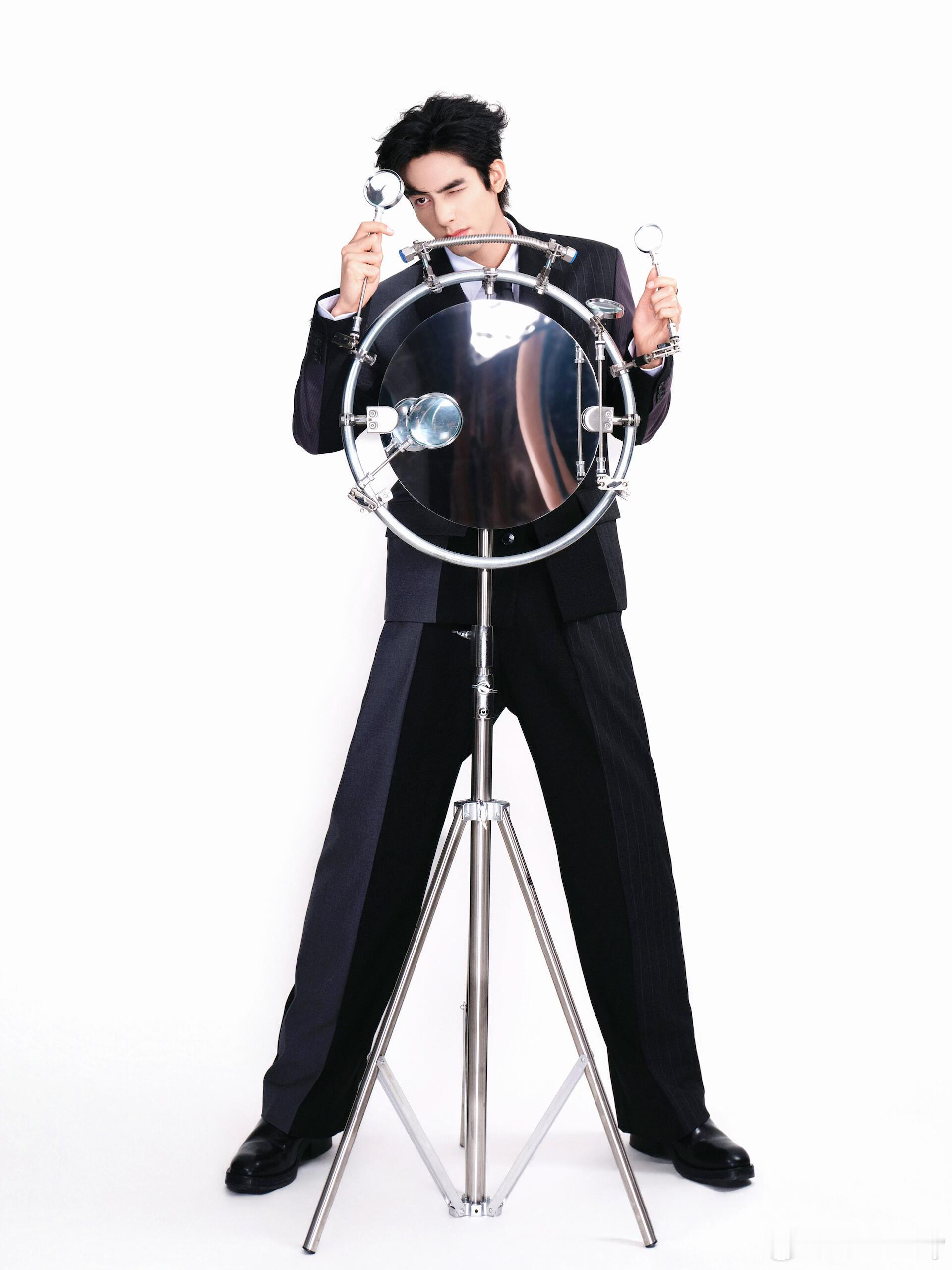 VOGUE一周男星穿搭TOP5｜宋威龙宋威龙这身FengChenWang拼接西装