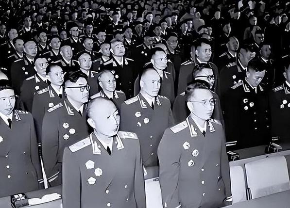 1955年，为了军队的现代化和正规化建设，我军效仿苏联开始在军队中实行“军衔制”
