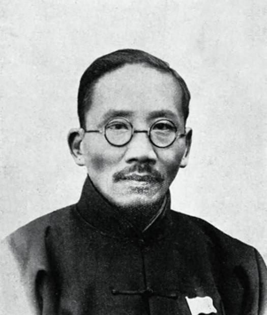1917 年 蔡元培正式执掌北京大学，上任之初便一改旧习，每日清晨亲自站在校门口