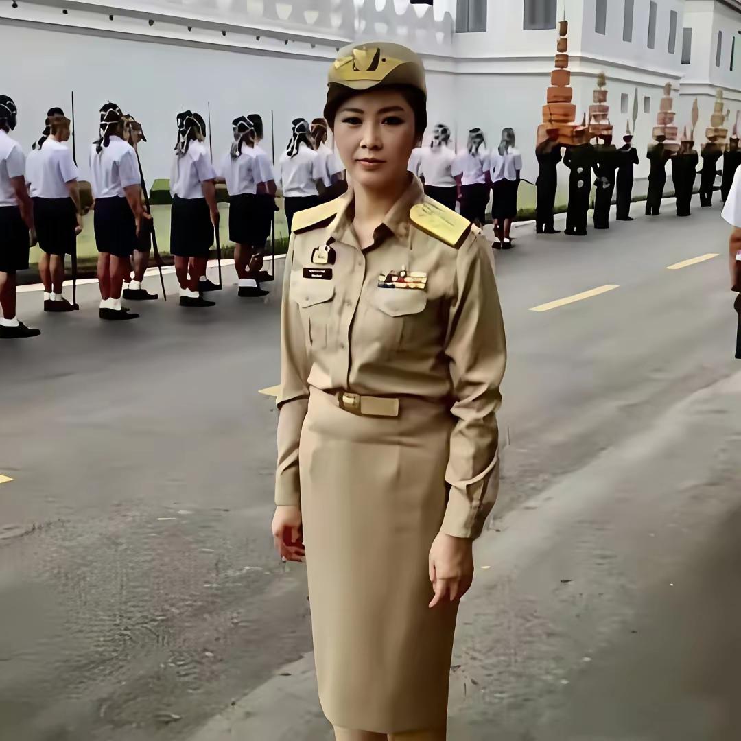 英拉任总理穿礼服的留影