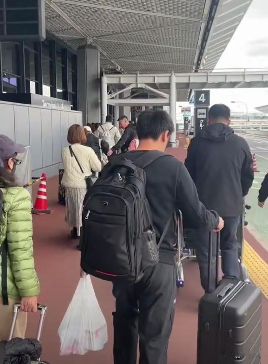 12条中日航线全部取消航班，高市早苗公开表态：希望与中方对话

​11月24日，