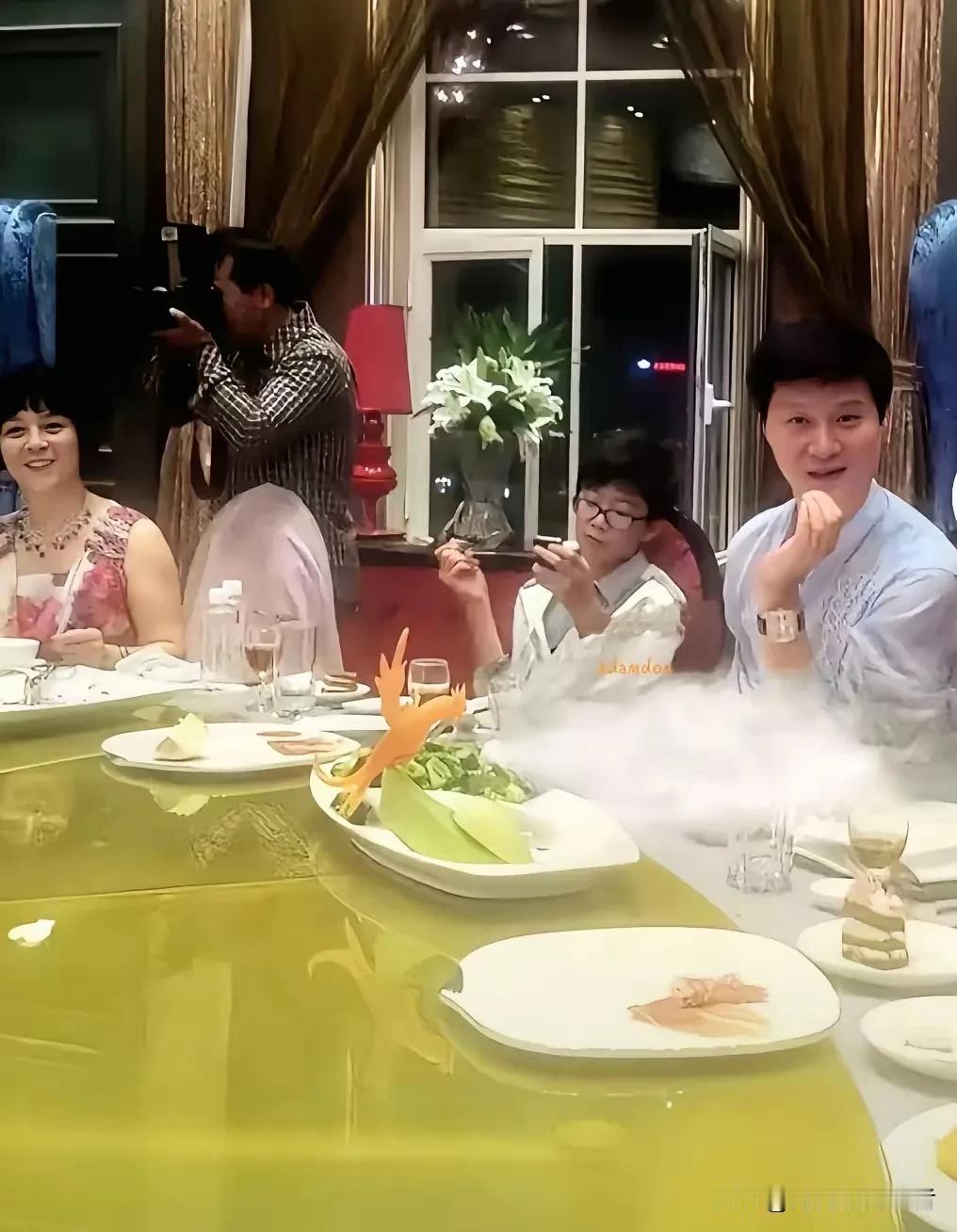 范丞丞长得完全就是他爸爸的翻版，这才是一家人。
范丞丞曾经也是在绯闻中长大的孩子